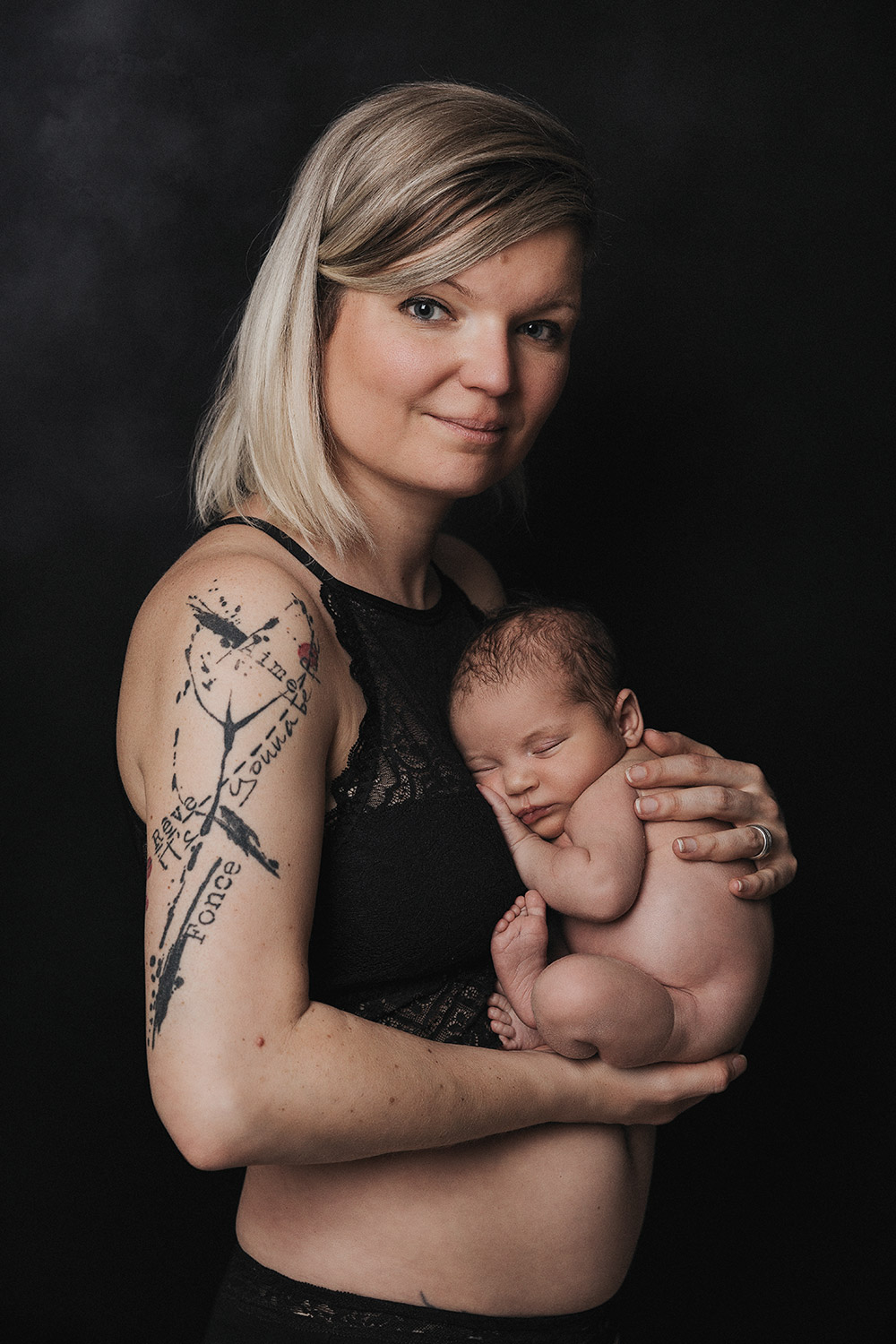 Portrait d'un nouveau-né sur sa maman, mère et fille