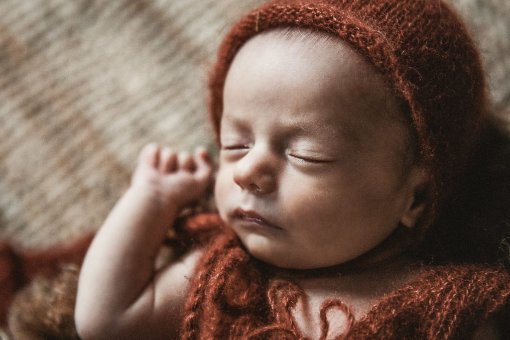 photographe de nouveau-né basée à la Chaux-de-Fonds dans le canton de Neuchatel en Suisse romande
