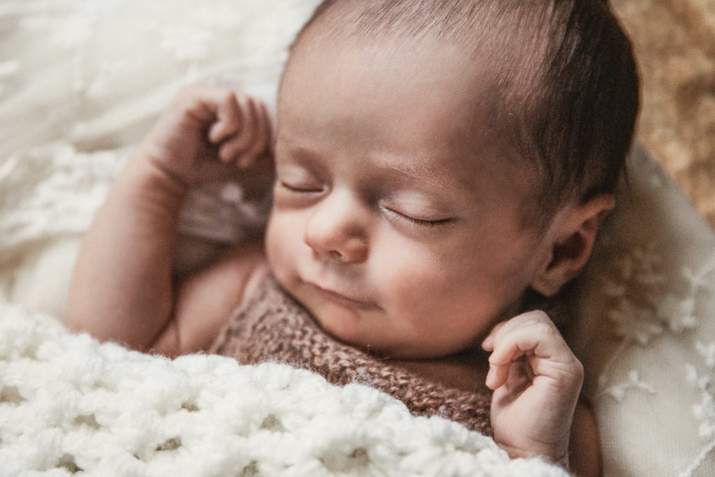 photographe de nouveau-né basée à la Chaux-de-Fonds dans le canton de Neuchatel en Suisse romande