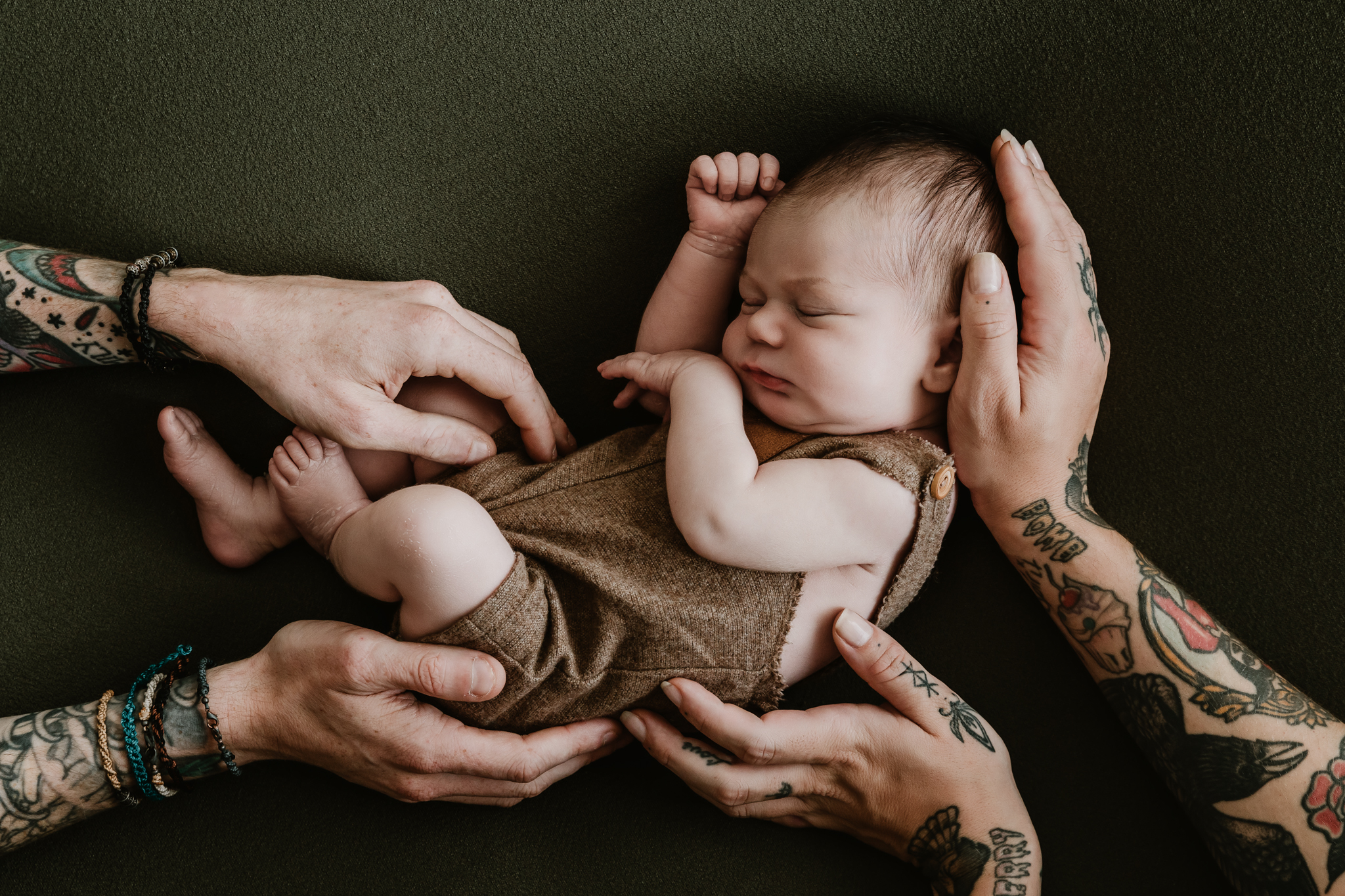 Photographe de nouveau-né pour parents atypiques, roches et tatoués